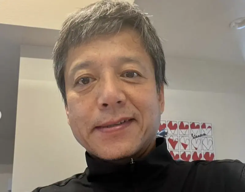 ▲62歲的勝村政信傳出婚外情，還被稱在一場他召集的聚會上，有位後輩演員竟然趁他去結帳，伸手抓他小三的屁股，事後她對他提及此事，他竟沒有太強烈的反應，女友很失望，他還怒嗆跟那位後輩並不熟。（圖／摘自 IG@shimizu_peach)