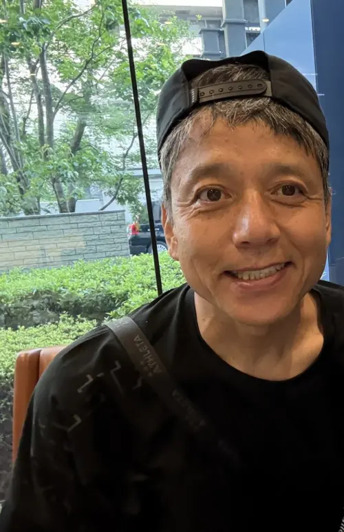 ▲勝村政信不僅被爆婚外情，還被稱小三遭到後輩演員性騷擾，他卻沒有認真幫她討回公道，讓他的顧家好爸爸人設大崩壞。（圖／摘自勝村政信X)