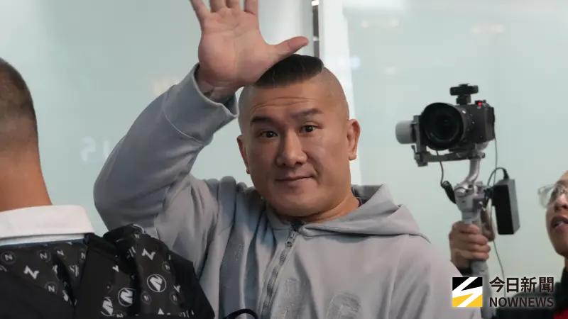 ▲「館長」陳之漢搭機前往北京，參加台灣光復紀念活動。（圖／記者呂炯昌攝，2025.10.25）