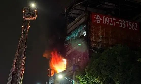 桃園龜山透天厝起火！濃煙竄天波及2戶4人受困 警消出動87人搶救