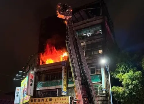 ▲桃園龜山透天厝凌晨起火，火勢猛烈波及兩戶，警消救出四名民眾，所幸無人傷亡。（圖／翻攝畫面）