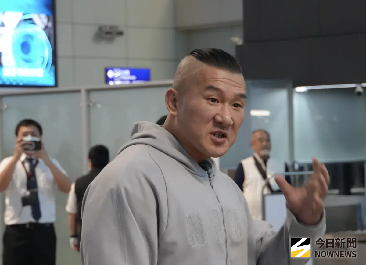 ▲「館長」陳之漢搭機前往北京，參加台灣光復紀念活動。（圖／記者呂炯昌攝，2025.10.25）