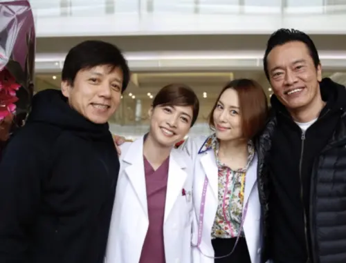 ▲勝村政信（左起）在《派遣女醫X》系列中和內田有紀、米倉涼子、遠藤憲一合作愉快。（圖／摘自 doctorx_official IG）