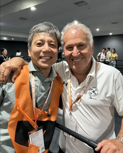 ▲勝村政信（左）高中曾待過足球社，對於這項運動有深入的了解，因此也有主持足球節目，在不少大型賽事中都會出現。（圖／摘自勝村政信X）