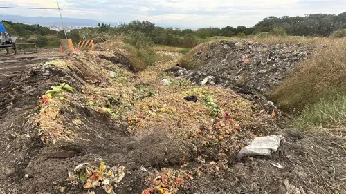▲台中市議員何文海踢爆環保局挖洞將廚餘倒入後，等待曝曬再掩埋，有擴大污染的風險。（圖／翻攝何文海臉書，2025.10.25）