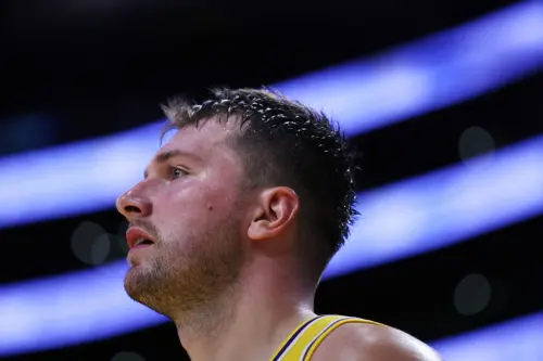 NBA／唐西奇砍49分！開季連2戰破40分寫紀錄　湖人128：110勝灰狼
