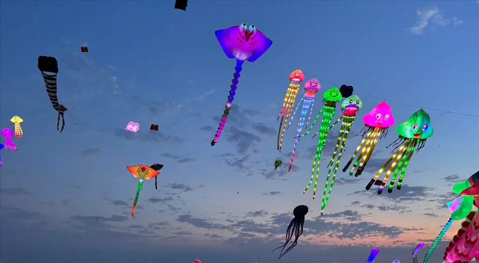 苗栗風箏節爆人潮！夜光風箏傍晚登場 河濱公園交通與接駁車攻略