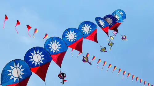 ▲2025苗栗風箏節暨客家美食節在苗栗市經國路河濱公園舉行，現場風箏圖案有包含中華民國國旗與TEAM TAIWAN。（圖／取自苗栗國際風箏節暨客家美食臉書）