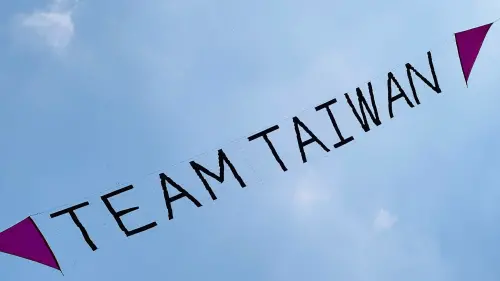 ▲2025苗栗風箏節暨客家美食節在苗栗市經國路河濱公園舉行，現場風箏圖案有包含中華民國國旗與TEAM TAIWAN。（圖／取自苗栗國際風箏節暨客家美食臉書）