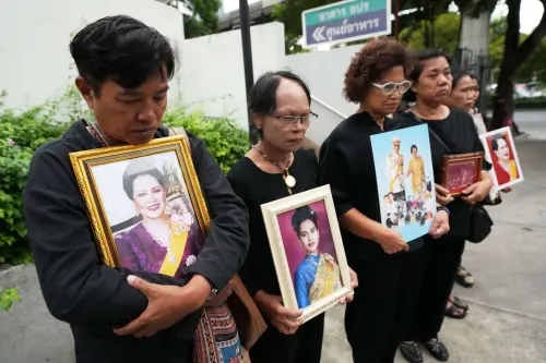 ▲泰國王太后詩麗吉以93歲高齡病逝，曼谷街頭及朱拉隆功紀念醫院外頭，都有民眾手持她的照片哀悼。（圖／美聯社／達志影像）