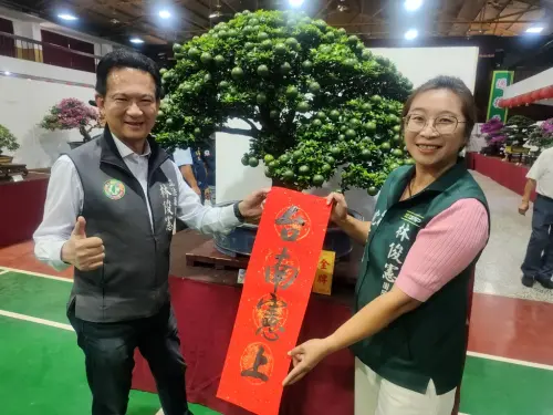 ▲康宗仁以「八房柑」獲菒王，立委林俊憲向得獎者致賀，肯定他以多年心血與專注讓台灣盆栽持續發光。（圖／主辦單位提供）