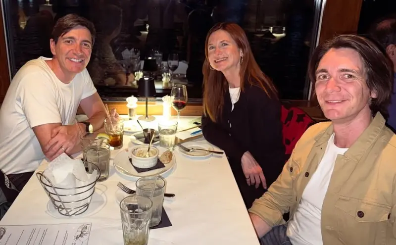 ▲《哈利波特》衛斯理兄妹喬治（左）、弗雷（右）、金妮（中）聚餐竟沒有看見榮恩，網友翻魯柏葛林特IG，發現他似乎又當爸。（圖／IG@oliver_phelps）