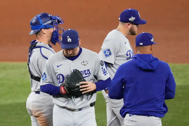 ▲洛杉磯道奇隊今日在世界大賽G1以4：11慘敗多倫多藍鳥隊，先發投手史內爾（Blake Snell）僅投5局失掉5分，最終吞下敗投。（圖／美聯社／達志影像）