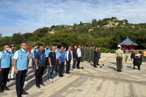 ▲陣亡將士墓區「千人塚」獻花，默哀追思。（圖／記者莊全成翻攝）