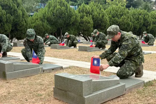 ▲金防部官兵在每座陣亡將士墓碑前，插上國旗上香緬懷。（圖／記者莊全成翻攝）