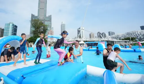 ▲高雄市政府海洋局舉辦高雄海洋派對活動，現場設有親水氣墊遊具，深受小朋友喜愛。(圖／高雄市政府海洋局提供)