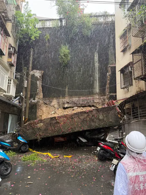 新店擋土牆崩塌撤離近百人！議員曝隱憂：新北有上千個類似社區
