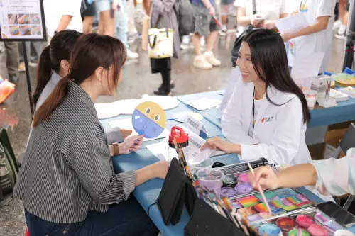 ▲TFC許嘉樺主治醫師，於同志遊行現場親切提供生育諮詢，分享多元家庭助孕知識，陪伴LGBTQ族群邁向築夢家庭旅程。（圖／TFC臺北婦產科診所提供）