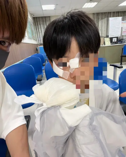 ▲蔡阿嘎（左）兒子蔡桃貴連假第一天就掛彩送醫。（圖／翻攝自蔡阿嘎臉書）