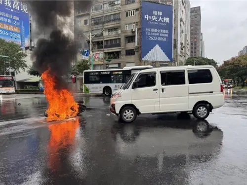 台北路口驚現火球！女騎士遭貨車撞驚險逃生　機車燒成黑骨架
