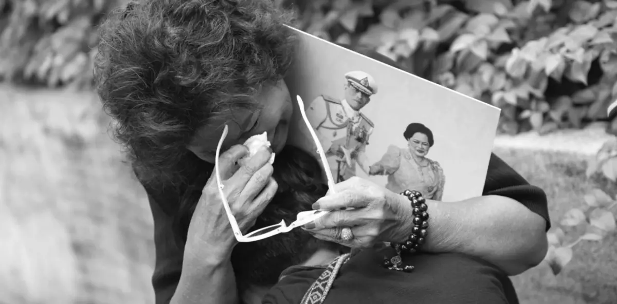 ▲泰國王太后詩麗吉辭世，享壽93歲，王室宣布全國哀悼一年，民眾紛紛前往朱拉隆功醫院獻花致哀。（圖／翻攝自The Nation）