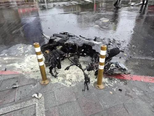 ▲ 台北大安區信義敦化路口今晨發生小貨車與機車相撞意外，機車疑汽油外洩瞬間起火燃燒、變成火球。（圖／翻攝畫面）