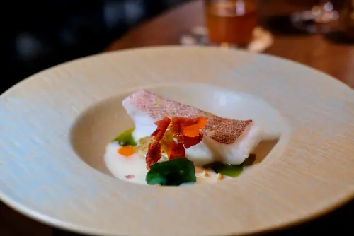 ▲「紅條 / 菇 / 酸菜」發想自酸菜魚。（圖／記者葉盛耀攝）