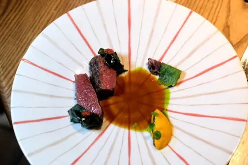 ▲「鹿 / 南瓜 / 川七」裡的鹿肉選用小鹿菲力，加上料理得宜，柔嫩清甜。（圖／記者葉盛耀攝）