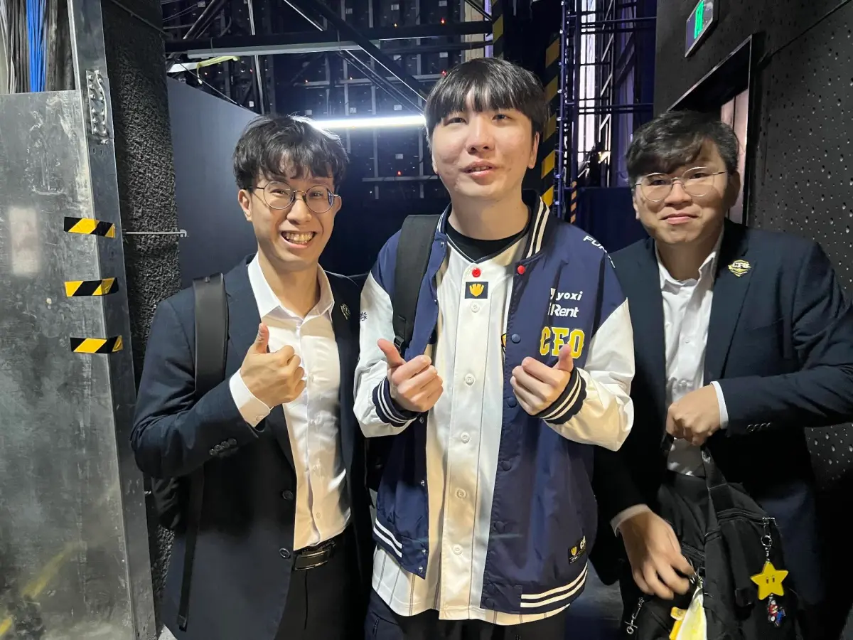 ▲台灣戰隊CFO（中信飛牡蠣）今（15）日中午宣布與上路Rest「休息哥」徐士傑（中）續約，而總教練Chawy（左）為首的教練團，也在先前就宣布續約。（圖／Threads@ctbc_flyingoyster）