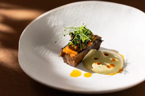 ▲「炙烤澳洲和牛牛舌」入口細緻、油香豐盈。（圖／A CUT提供）