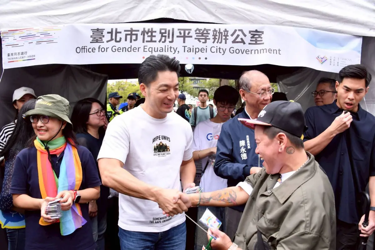 ▲台北市長蔣萬安出席同志遊行，發放禦守。（圖／北市府提供）