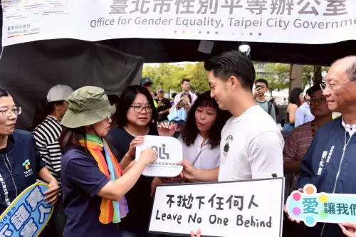 ▲台北市長蔣萬安同志遊行喊：leave no one behind。（圖／北市府提供）