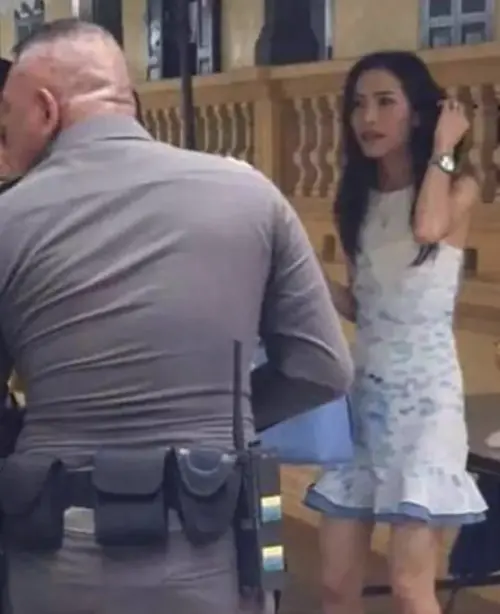 ▲詩妮娜貴妃早年氣質清秀、臉型略長，五官自然樸素，散發純真感。（圖／翻攝自搜狐）