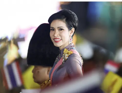 ▲入宮後的詩妮娜貴妃五官更加立體，鼻樑挺拔、臉部線條緊緻許多，成熟中帶著冷豔氣質。（圖／路透社／達志影像）