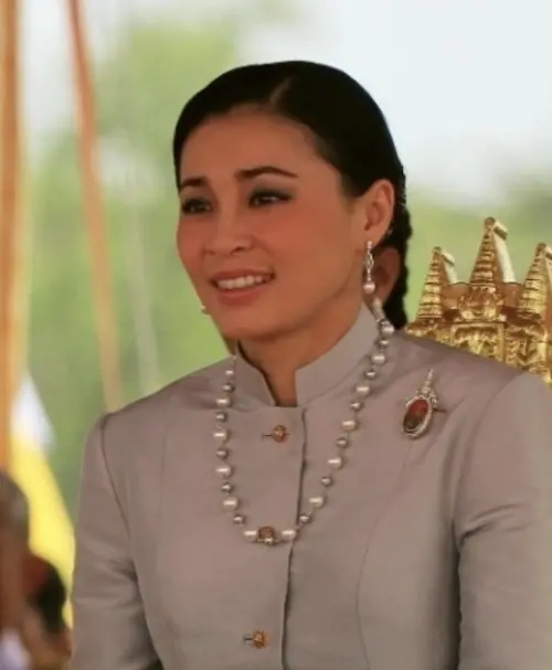 ▲成為王后後的蘇提達氣質煥然一新，鼻樑更高，眼神柔和卻更具立體感。（圖／翻攝自維基百科）