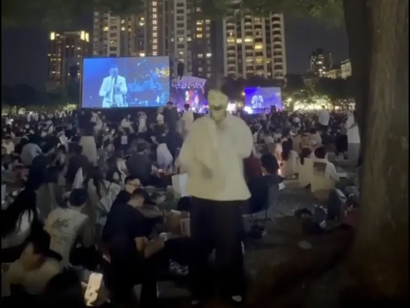 ▲今年萬聖節最夯打扮！全民瘋模仿「盧秀燕」十萬人朝聖：有鼓聲。（圖／Threads:bboypurple99）