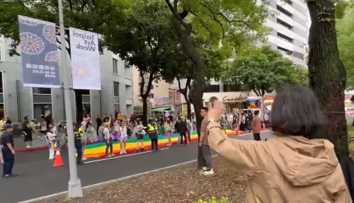 影／現身同志大遊行！蔡英文「遛狗」遇隊伍　民眾興奮尖叫
