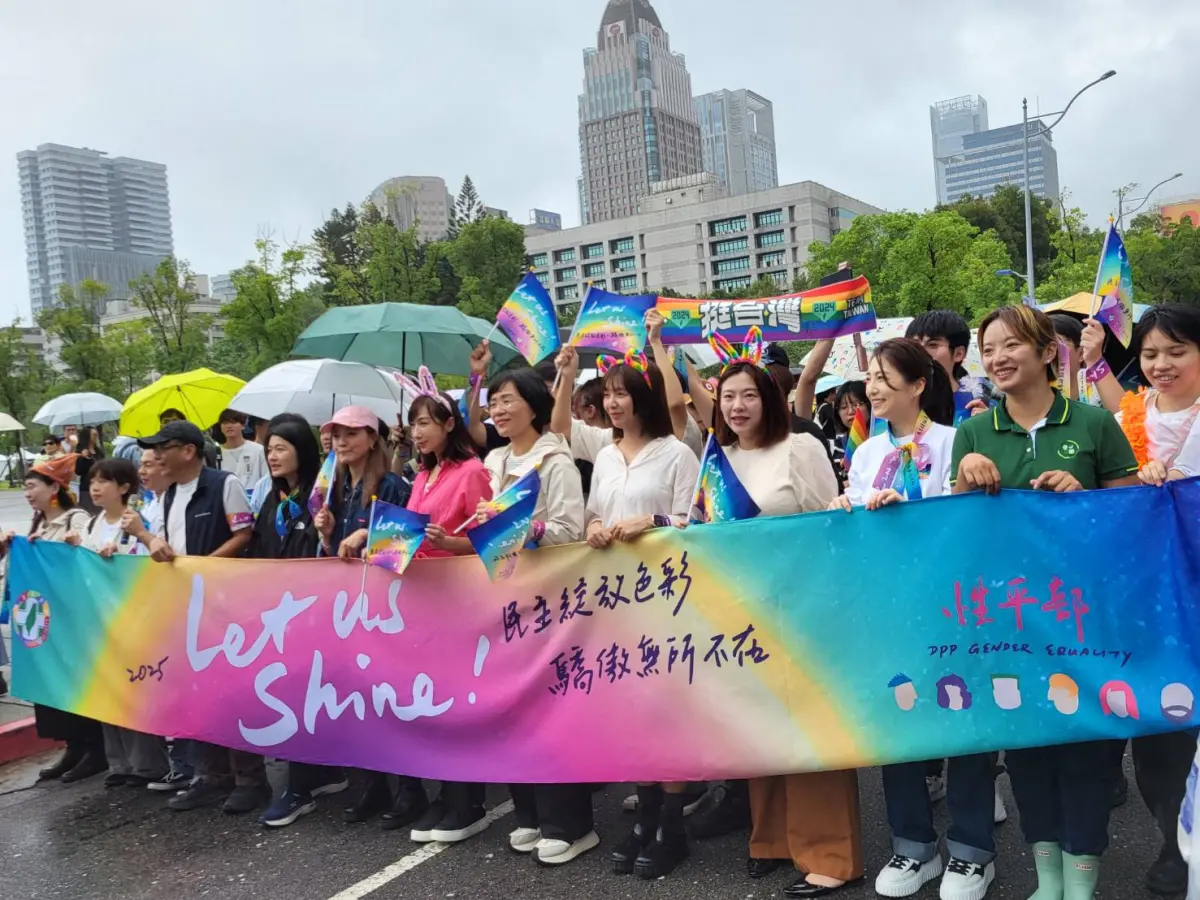 ▲民進黨出席同志大遊行，包含蘇巧慧、張雅琳等人出席。（圖／記者陳佩君攝，2025.10.25）