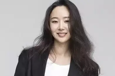 ▲NewJeans之母回歸！閔熙珍（如圖）創新公司時間點曝　粉絲驚：推新女團？（圖／IG@ alldoorsoneroom）