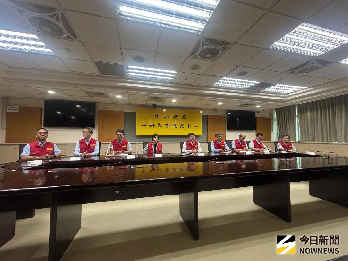 ▲非洲豬瘟中央災害應變中心記者會，行政院政委陳時中、環境部、衛福部官員皆列席。 （圖／記者李青縈攝）