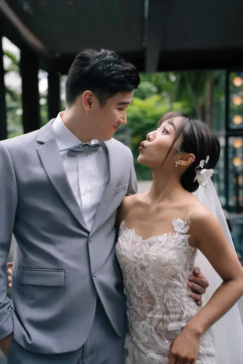 ▲蔡佩軒（右）與新加坡籍丈夫J先生（左），先後於加拿大、新加坡2地舉行婚禮。（圖／可瑞思國際娛樂提供）