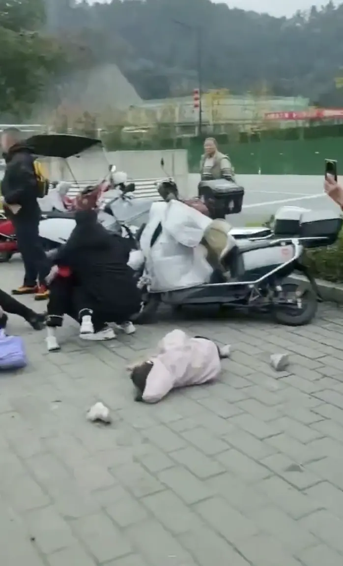    ▲許多人被轎車撞擊後倒地不起，現場影像怵目驚心。（圖／X影片截圖）  