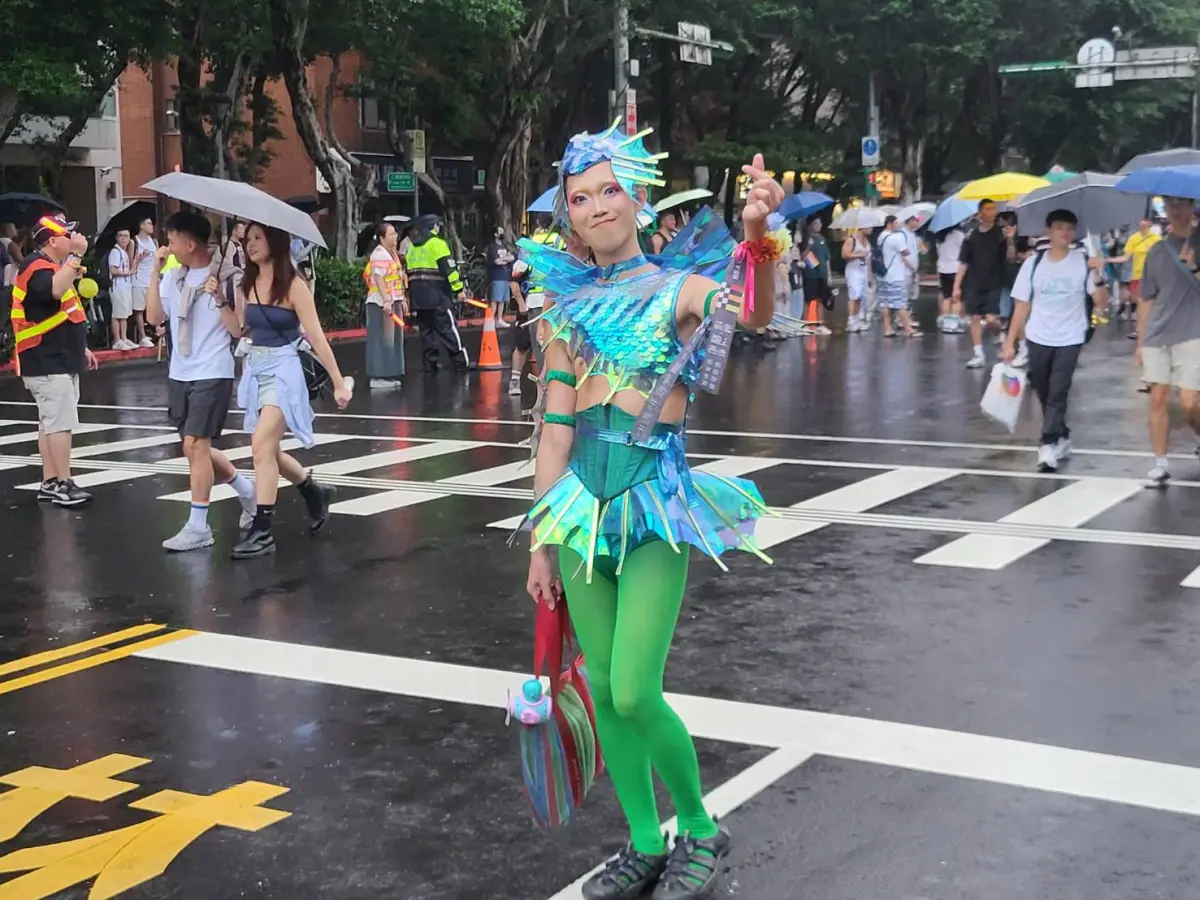 ▲同志遊行今天登場，雖然毛毛細雨，仍不敵民眾熱情。（圖／記者陳佩君攝，2025.10.25）