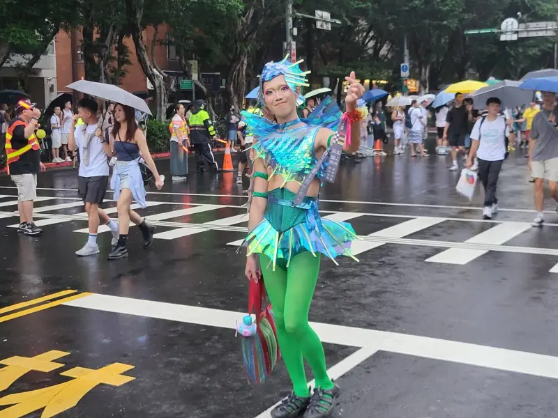 ▲同志遊行今天登場，雖然毛毛細雨，仍不敵民眾熱情。（圖／記者陳佩君攝，2025.10.25）