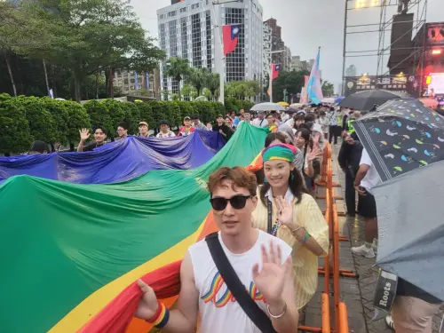 ▲同志遊行今天登場，雖然綿綿細語，但仍不敵民眾熱情。（圖／記者陳佩君攝，2025.10.25）