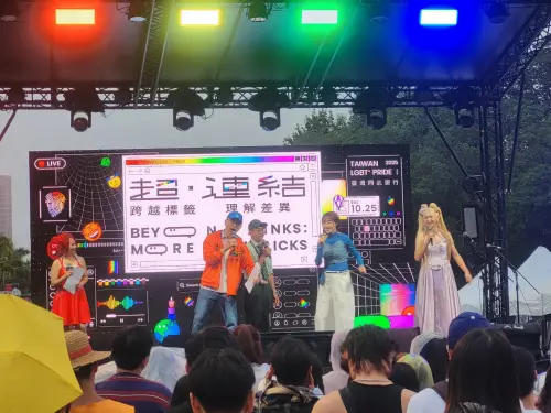 ▲同志遊行以「超・連結——跨越標籤，理解差異」為號召主題。（圖／記者陳佩君攝，2025.10.25）