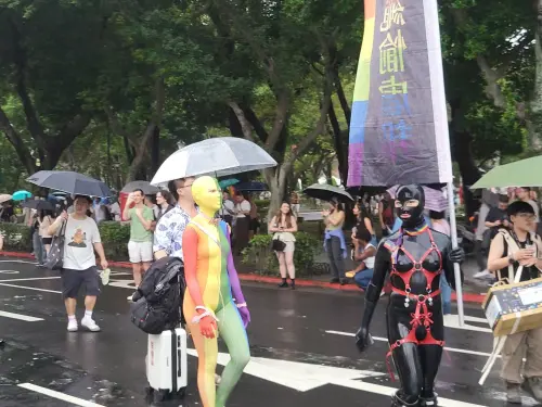 ▲民眾精心打扮出席遊行。（圖／記者陳佩君攝，2025.10.25）