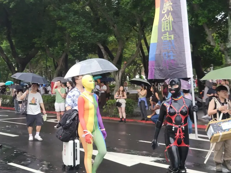    ▲民眾精心打扮出席遊行。（圖／記者陳佩君攝，2025.10.25）  