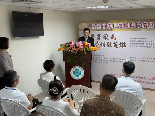 ▲輔導會嚴德發主委於榮光藝韻聯展開幕活動中致詞。（圖／台中榮總提供）