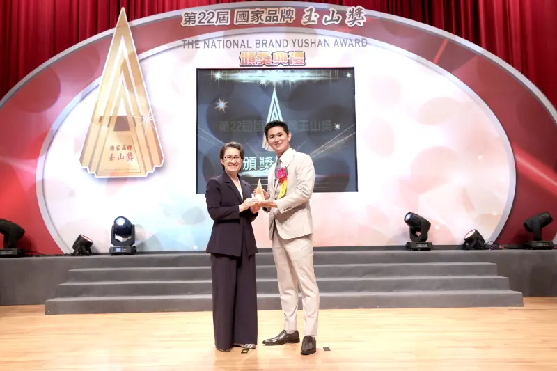 ▲婕樂纖創辦人呂世博(中)與傑出加盟商合影。（圖／婕樂纖提供）